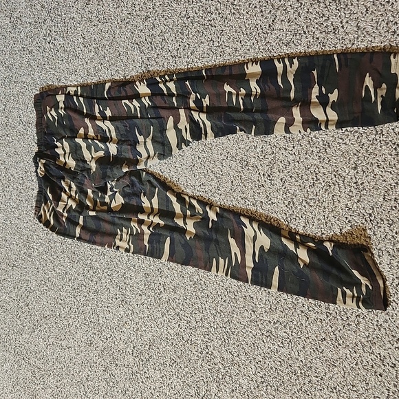 Large Camo Leggings - Picture 2 of 2